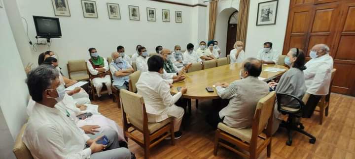 SandeepNijjar's tweet photo. संसद में आज CPP चेयरपर्सन श्रीमती सोनिया गांधी जी की अध्यक्षता में बजट सत्र के दूसरे चरण को लेकर कांग्रेस संसदीय दल की बैठक हुई। https://t.co/P0k7IgKmKV