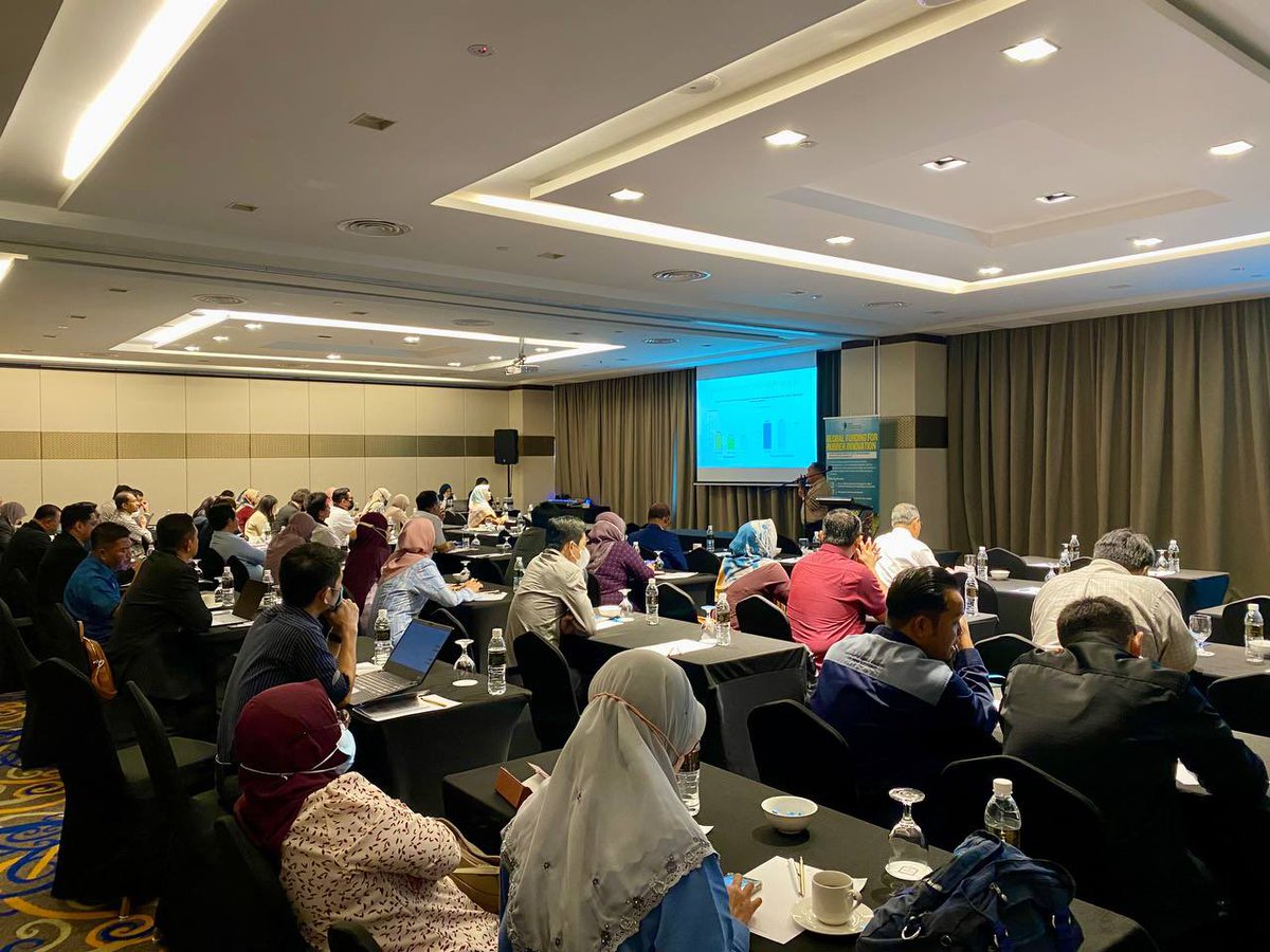 MYrubbercouncil's tweet photo. Hats off to our Technical Team in Kuching, another city checked off for the MRC GFRI Roadshow with a total of 43 participants from 5 universities! 🎩🙌

#MRC #MalaysianRubberCouncil #NoOneKnowsRubberLikeMalaysiaDoes #GFRI #GlobalFund https://t.co/WttthJaBIJ