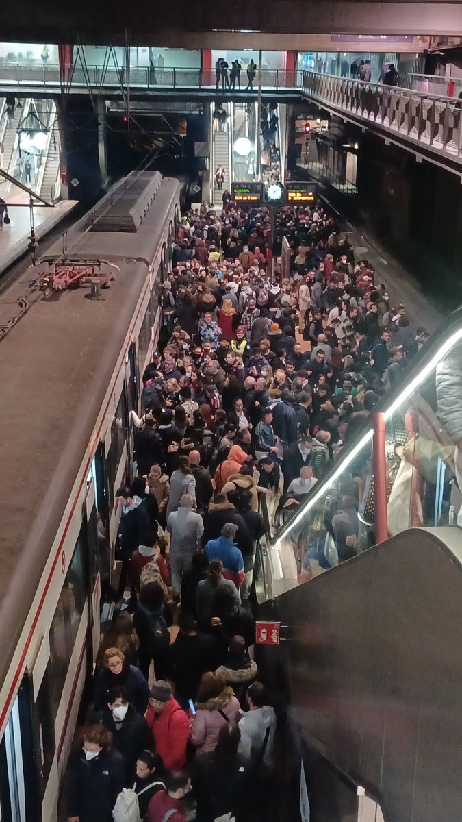 sergio_nieto__'s tweet photo. Inadmisible que Atocha esté así muchos días. Queremos un plan de movilidad especial por las obras de verdad, no que todos los días sea improvisar. Muchos días no sabemos cuando llegaremos a nuestro destino, ya que hay que hacer más transbordos y los horarios no se cumplen. https://t.co/wuEly3zsTM