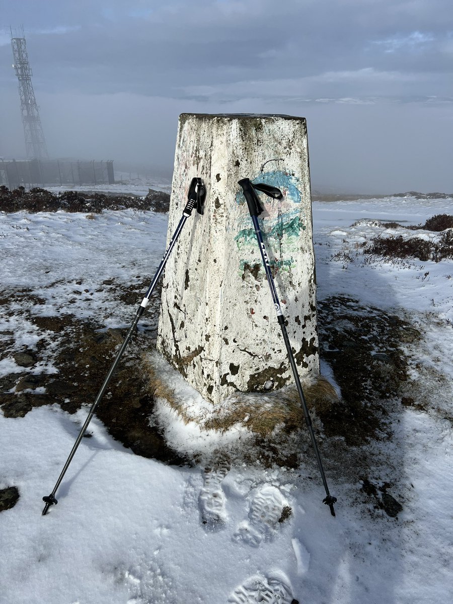 A winter scene on Sunday whilst walking up the Sidlaw hills (Auchterhouse, Balluderon and Craigowl). 

Early names of the Sidlaws include ‘Sidla’ ‘Seedlie’ and ‘Sidlow.’

#sidlaws #dundee #angus #solohike #spring #suidhe #snow #scotland #scotlandwalks #visitdanda #visitangus