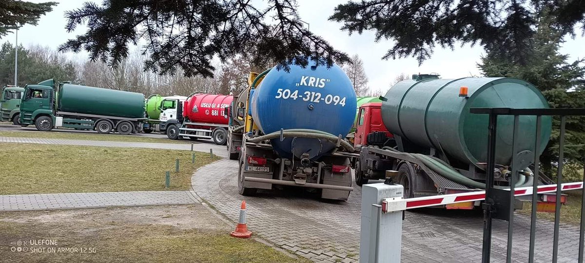 lordmacgreg's tweet photo. Horror wozaków stacji zlewnej Jachranka gm. Serock obsługiwanej przez #MPWiK #Warszawa, stacja jest niewydolna przez co tworzą się olbrzymie kolejki! do tego MPWiK zakazał wiazdu na teren więcej niż kilku wozom, muszą zatem stać na poboczach stwarzając zagrożenie 😱 https://t.co/BrtQUYTXtR