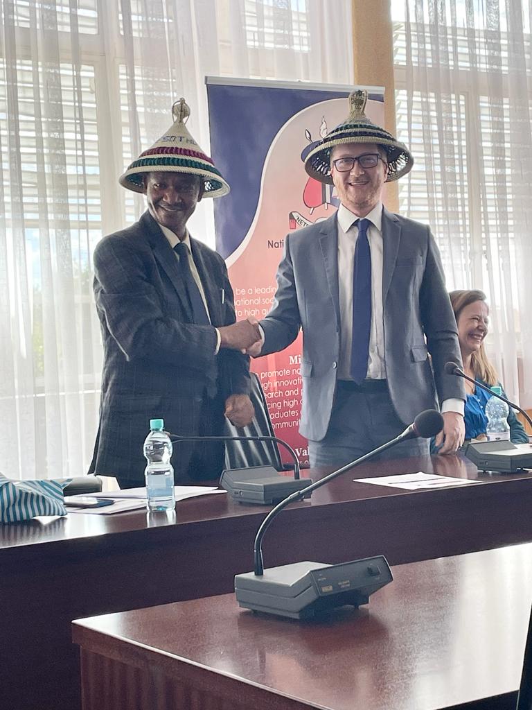 Amazing 🇱🇸 🇬🇧 cooperation with the signing of an agreement between <a href="/nul_roma/">NUL</a> and the <a href="/britishlibrary/">British Library</a> to create the regional hub of the @bl_eap. The hub in Lesotho will serve all of Africa to preserve and digitise the archive of African wisdom.
