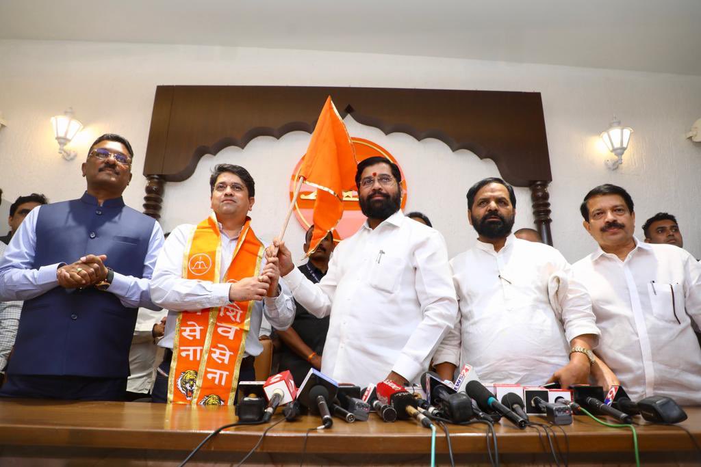 ss_suryawanshi's tweet photo. Three month ago, BJP MLA Atul Bhatkalkar in Nagpur levelled serious charges against Bhushan Desai, son of erstwhile industries minister Subhash Desai for illegally converting industrial land into residential worth Rs 3100 cr &amp; demanded probe. Bhushan is with Shinde led Sena now. https://t.co/iUqY9R55pi