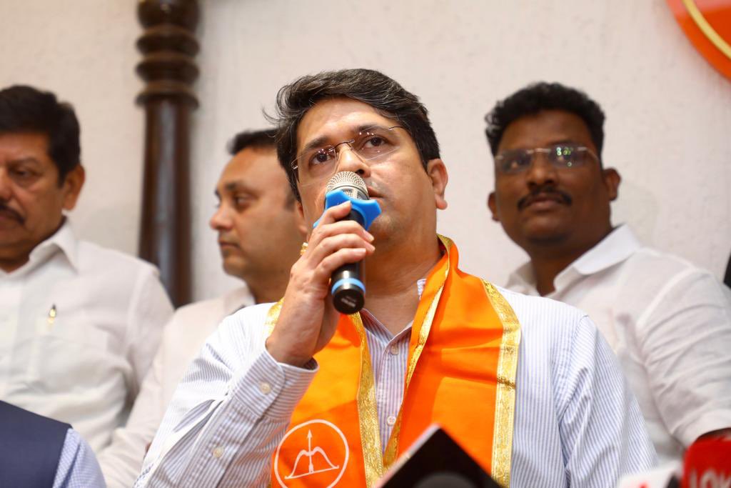 ss_suryawanshi's tweet photo. Three month ago, BJP MLA Atul Bhatkalkar in Nagpur levelled serious charges against Bhushan Desai, son of erstwhile industries minister Subhash Desai for illegally converting industrial land into residential worth Rs 3100 cr &amp; demanded probe. Bhushan is with Shinde led Sena now. https://t.co/iUqY9R55pi