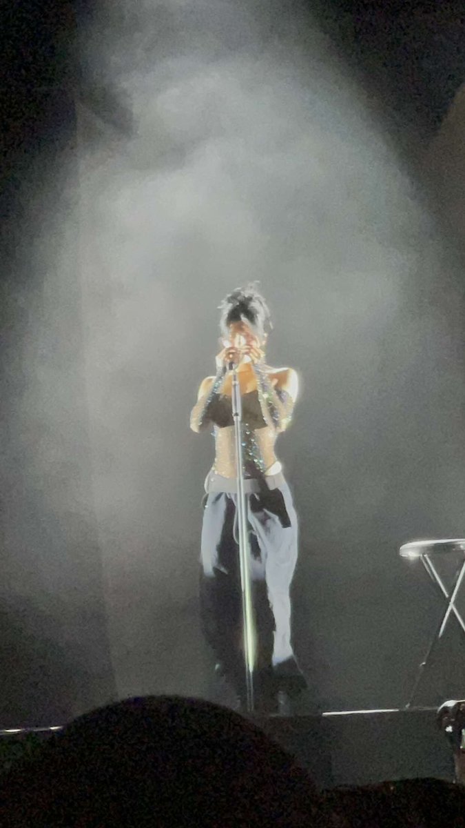 ticketstomytwt's tweet photo. bro she’s so fine. chicago tn was a dream come tru https://t.co/fW6QcMT9om