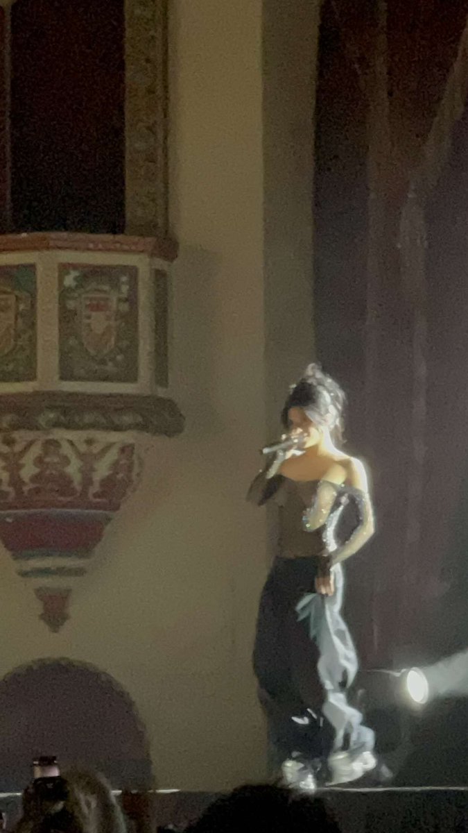 ticketstomytwt's tweet photo. bro she’s so fine. chicago tn was a dream come tru https://t.co/fW6QcMT9om