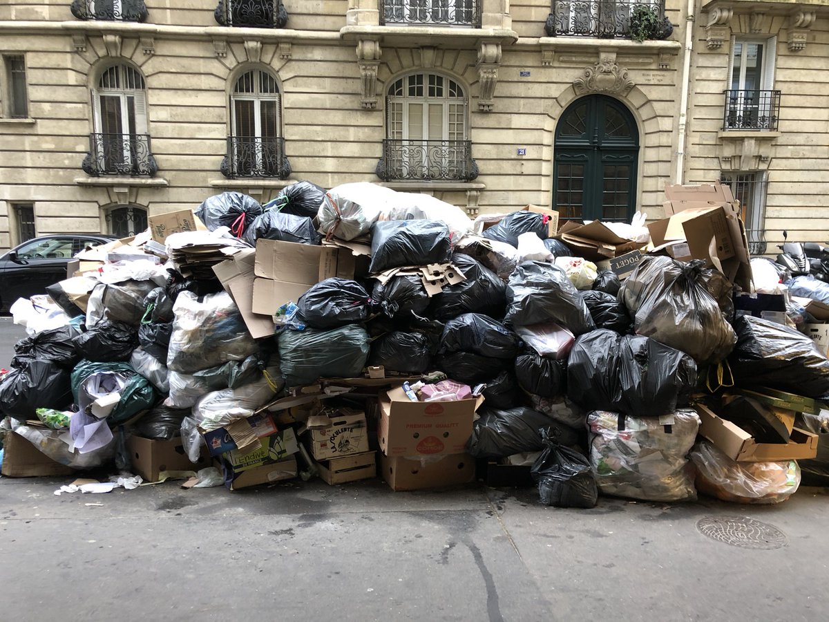 Dans le 16e et partout ailleurs, les trottoirs débordent, les entrées d’immeubles, de parkings deviennent inaccessibles, les habitants, poussettes, #personnes âgées, #fauteuils roulants ne peuvent pas circuler. Vive la France #inaccessibilité #insalubrité #danger #JO2024