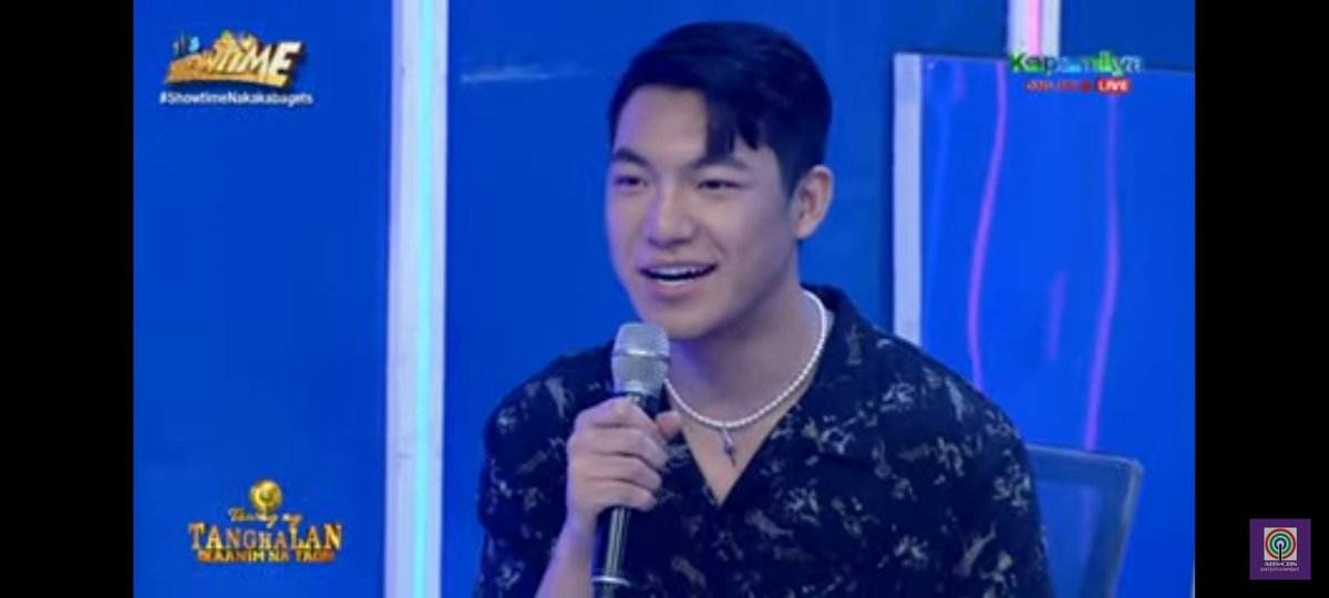 DarrenTrendsOfc's tweet photo. Our Hurado Darren giving his  comments and good feedback to the TNT contestant! 

TNTHuradoDARREN-D9
#DARREN @Espanto2001
#ShowtimeNakakabagets https://t.co/hzHnATJOSh