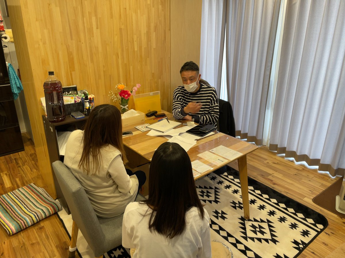 Rhouse_simomi's tweet photo. 建築士とのお打ち合わせ第１回目✨
今回の建築家の先生は辻岡直樹先生！
施主様の住宅の要望などを聞いて
どんどん聞いていきます！
次回は模型を作成して辻岡先生がプレゼンをしてくれます！
どんな住宅が出来るのかドキドキしますね！

#マイホーム
#暮らし
#注文住宅
#建築家住宅
#無垢の家 https://t.co/gpXXFeL9Yi