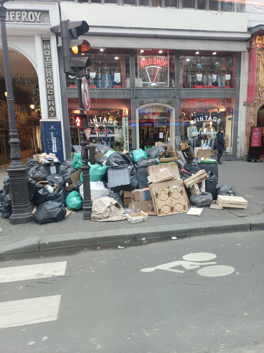 missblabla75's tweet photo. @ACORDEBARD @Anne_Hidalgo @egregoire @PaulSimondon Avec l' #amere de #saccageparis c'est  #paris #poubelle #plancrack 25 M€ #dette 10 milliards #clandestin #achat boîte de nuit gay 8 M€...bref tout pour des #gabegies et taxer parisiens avec 60% #TaxeFonciere #massacre à la tronçonneuse de nos #arbres https://t.co/Q1PySkCMbl