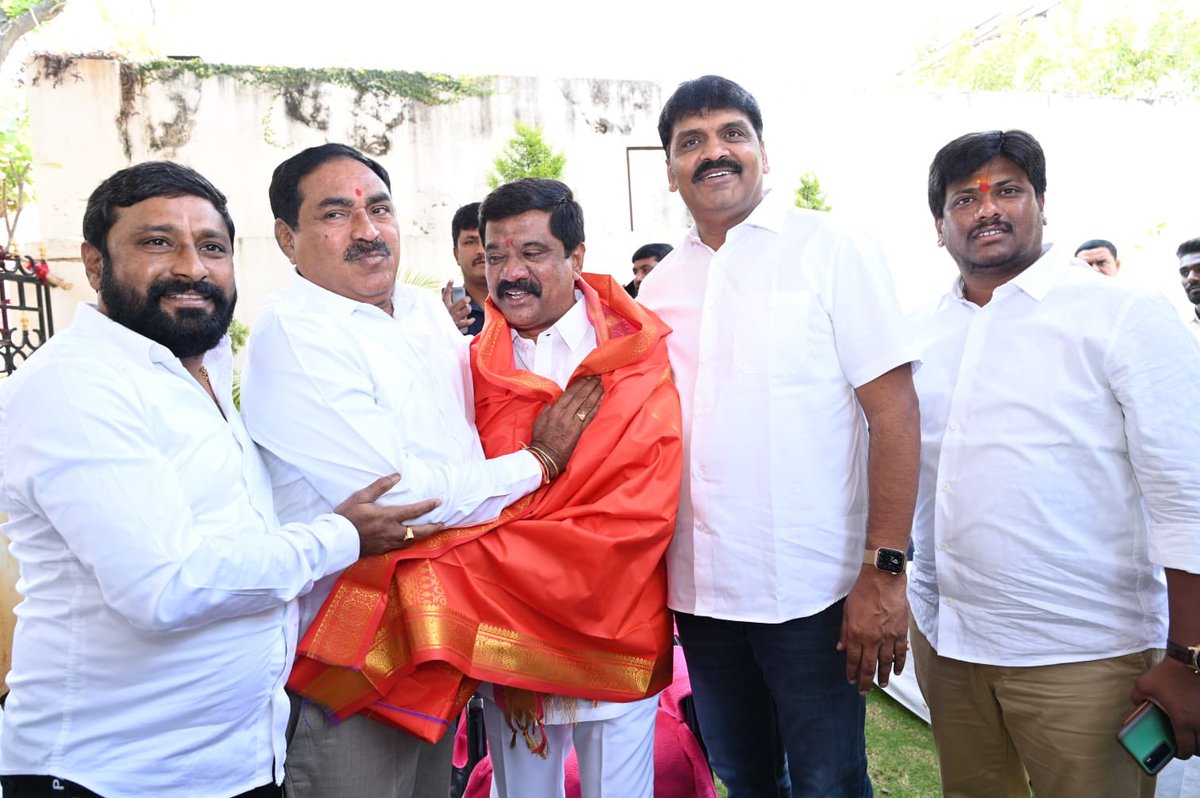 bonthurammohan's tweet photo. రోడ్లు, భవనాలు &amp; శాసనసభ వ్యవహారాల మంత్రివర్యులు శ్రీ @VPR_BRS గారి జన్మదినం సందర్భంగా వారిని వారి స్వగృహంలో @DayakarRao2019 గారితో కలిసి జన్మదిన శుభాకాంక్షలు తెలియజేయడం జరిగింది. 

@BRSparty https://t.co/JUxnIVZTyq