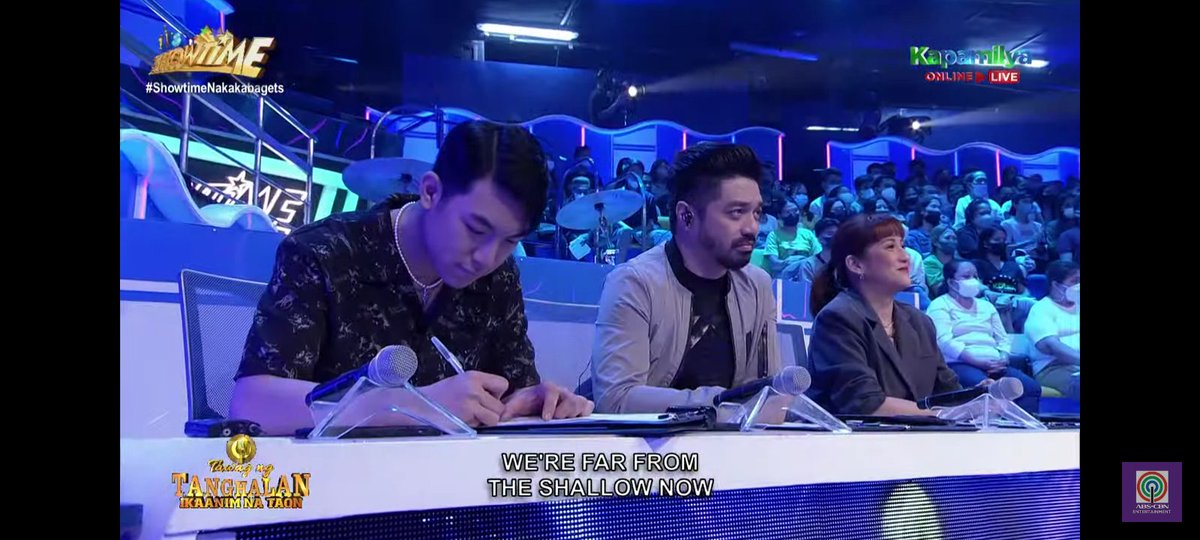 Ynnblls1's tweet photo. Spotted: 
Darren is busy writing his comments for the contenders 🤗

#DARREN 
#ShowtimeNakakabagets 
@Espanto2001 https://t.co/QEAHNgg88K