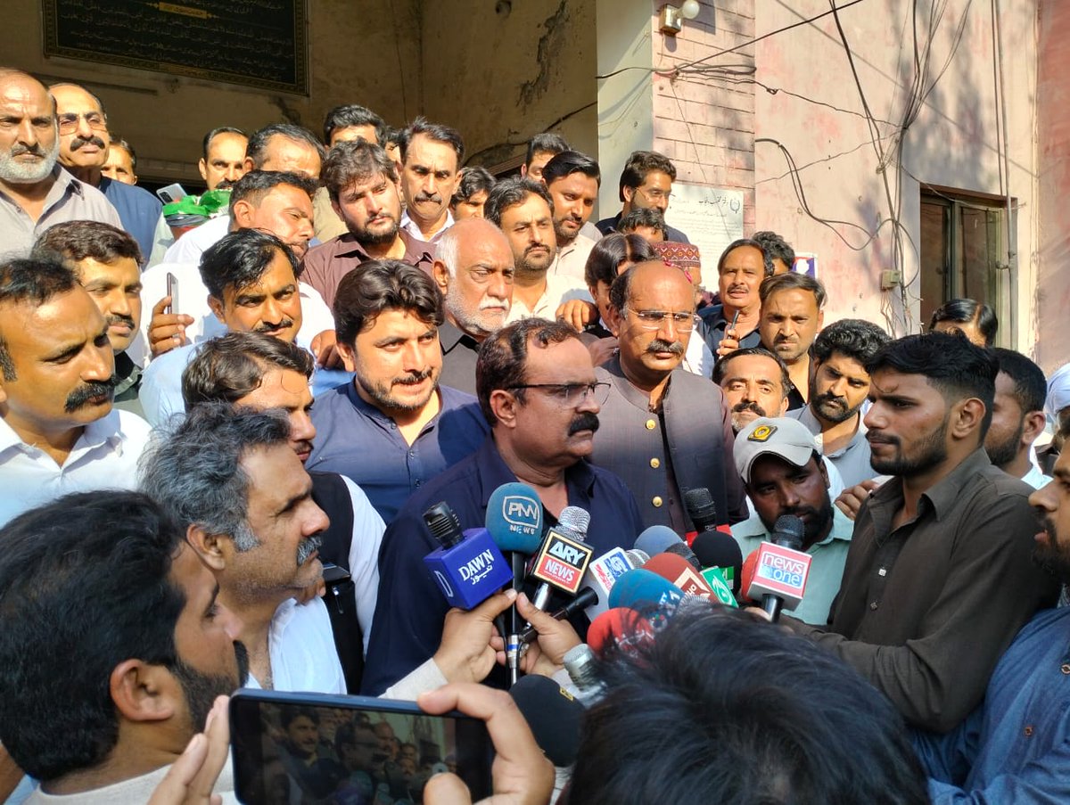 Syed_HassanSha's tweet photo. سید حسن مرتضی(جنرل سیکرٹری پاکستان پیپلز پارٹی پنجاب) انشاء اللہ ایم پی اے پی پی 959اپنے کاغذات نامزدگی جمع کروانے کے بعد میڈیا سے گفتگو کرتے ہوئے
@S_HassanMurtaza @PPPPunjab_SM @MediaCellPPP @BBhuttoZardari @AseefaBZ @Noor_Un_Nisa @ShahidNazirPPP @PPPDigital_
#pppdigital #PP95 https://t.co/K8Qt5IUwAT