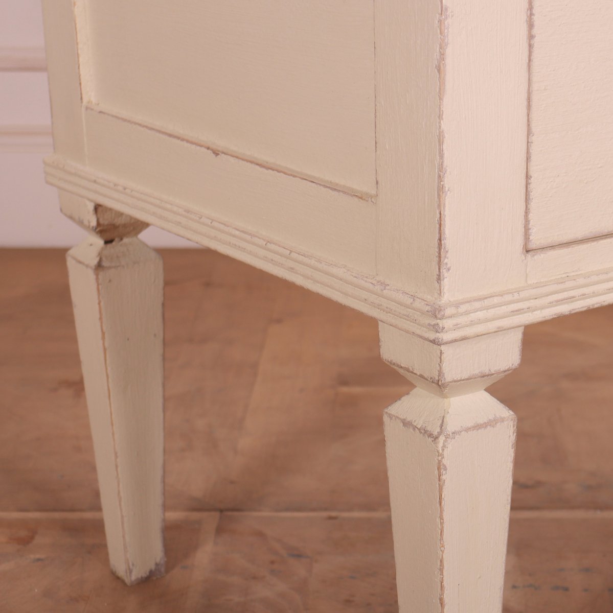 ArcadiaAntiques's tweet photo. Custom made two drawer commode, awaiting hardware. Can be made to your chosen colour and dimensions.
Can be made as a pair or individually.
https://t.co/aPPNyaUDl5
#twodrawercommodes #Custommadecommodes #antiquecommodes https://t.co/Iny2BiTrhy