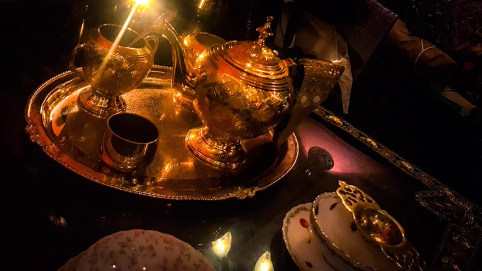 日暮里の「Darjeeling」へ。店内の装飾も目に映る全てが美美しく異国情緒たっぷりで、店員さんのお喋りな接客も素晴らしく面白かった。インド料理ももちろん美味しかったけど、食後のサービスが至福…席替えしてゆっくりと紅茶を淹れる贅沢時間は感動もの。心地好い友と好きを楽しめるの最高だな… 