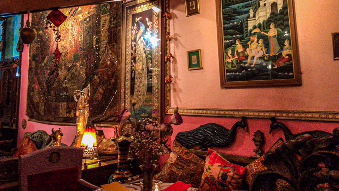日暮里の「Darjeeling」へ。店内の装飾も目に映る全てが美美しく異国情緒たっぷりで、店員さんのお喋りな接客も素晴らしく面白かった。インド料理ももちろん美味しかったけど、食後のサービスが至福…席替えしてゆっくりと紅茶を淹れる贅沢時間は感動もの。心地好い友と好きを楽しめるの最高だな… 