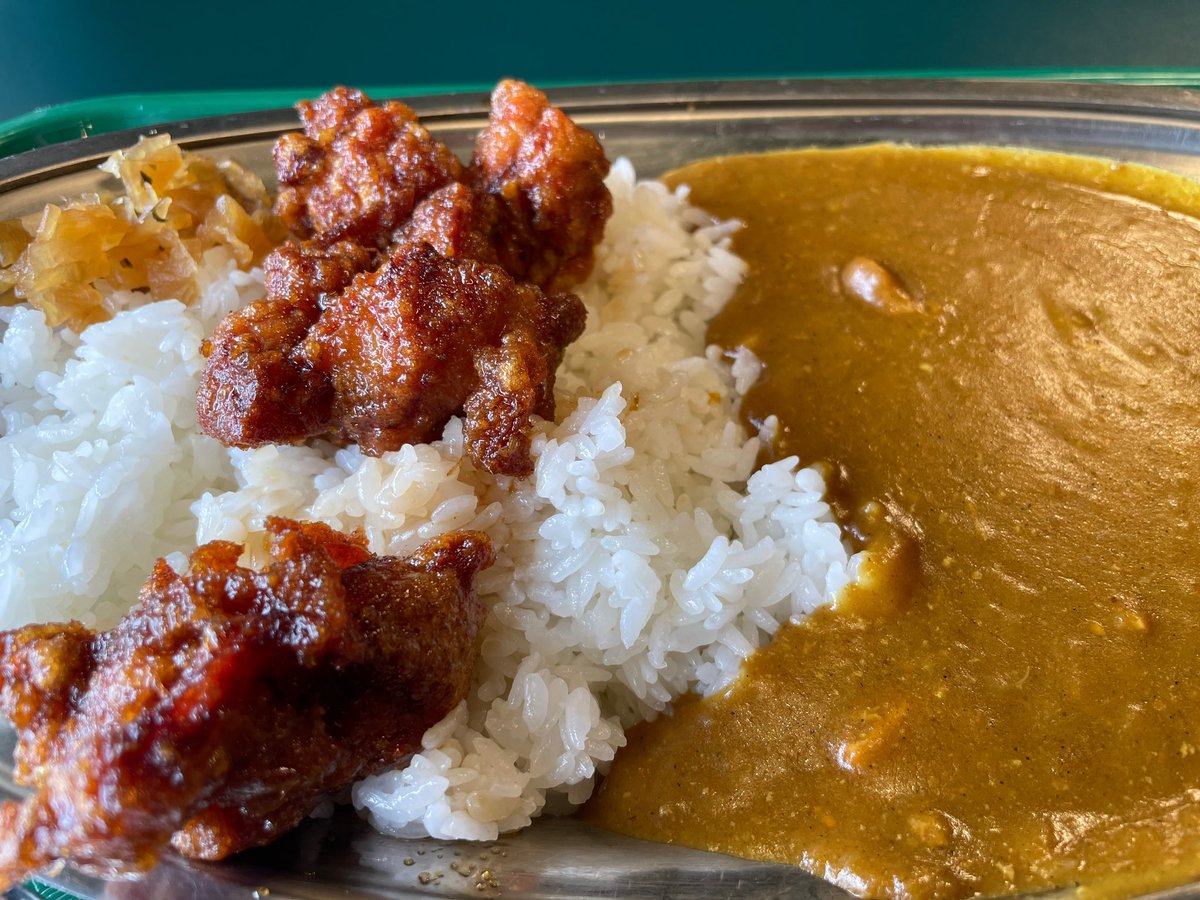 Ensam_Mol's tweet photo. #ラッキーピエロ の #チャイニーズチキンカレー
ハンバーガーが有名なお店らしいけど、やっぱりカレーを選んでしまう。
甘い味付けの唐揚げと意外に辛口なカレーのバランスが絶妙。
昼前に行った時点でオーダーする所に10人くらい並んでて、帰る頃には20人以上並んでたと���う。
#函館 https://t.co/ecDMiy0TZn