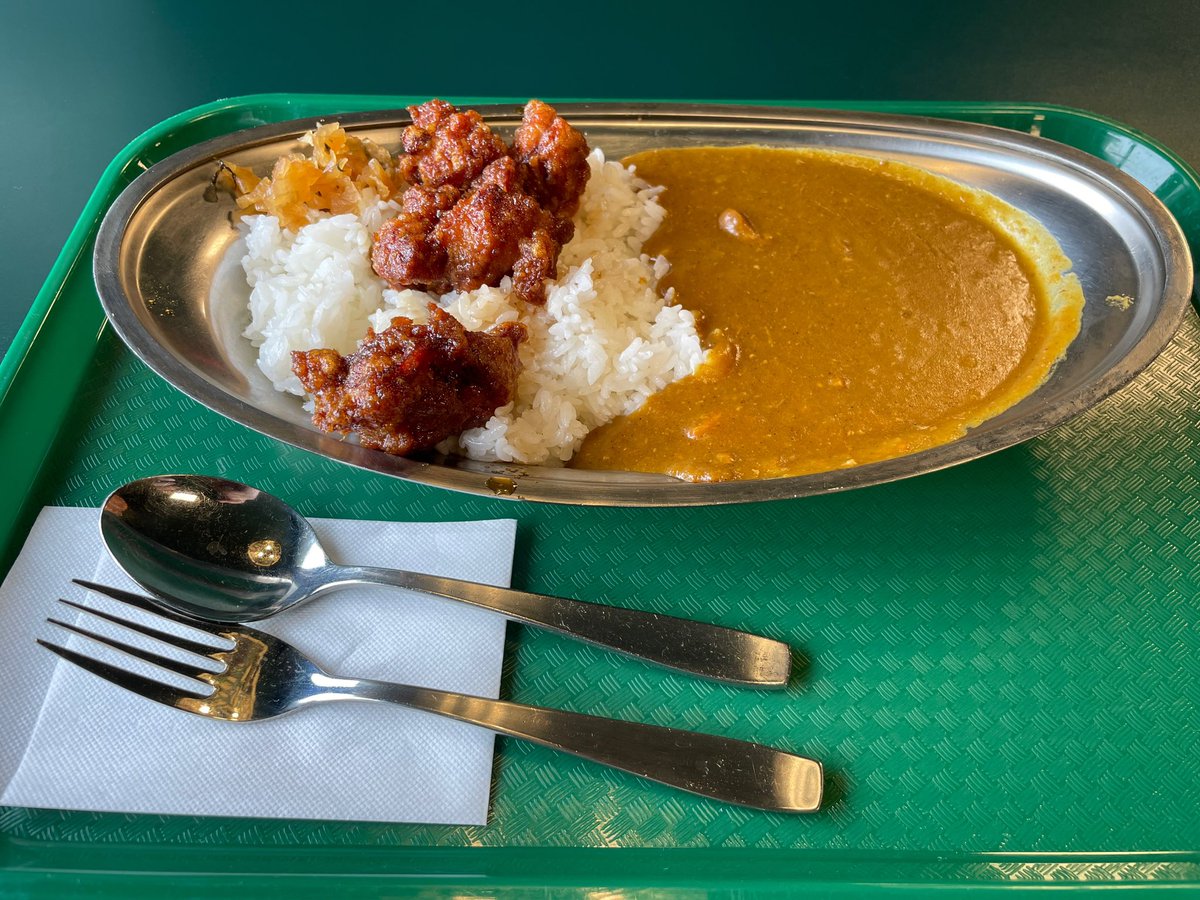 Ensam_Mol's tweet photo. #ラッキーピエロ の #チャイニーズチキンカレー
ハンバーガーが有名なお店らしいけど、やっぱりカレーを選んでしまう。
甘い味付けの唐揚げと意外に辛口なカレーのバランスが絶妙。
昼前に行った時点でオーダーする所に10人くらい並んでて、帰る頃には20人以上並んでたと���う。
#函館 https://t.co/ecDMiy0TZn