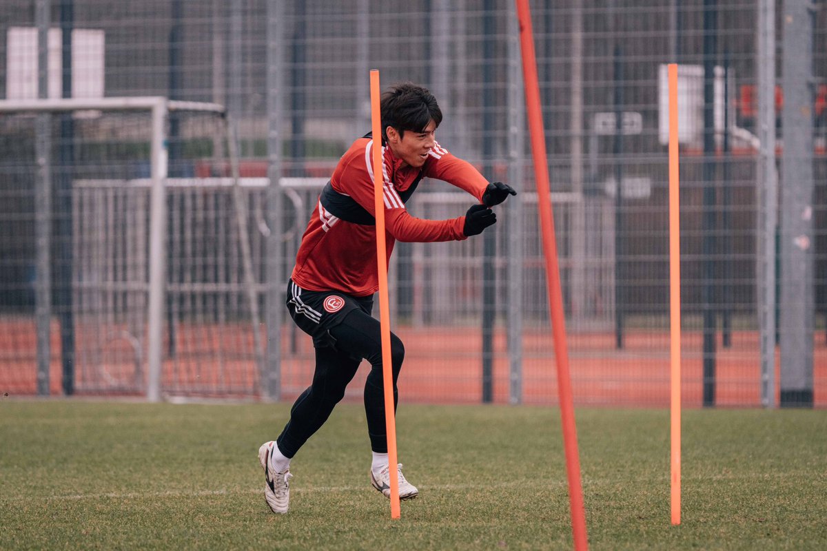 f95's tweet photo. Rein in die Vorbereitung auf #HROF95 🔛
Heute um 15 Uhr starten wir in die Trainingswoche ⚽️

#f95 | 🔴⚪️ | #田中碧 https://t.co/TV6mROcgHw