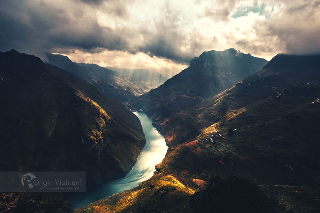 Originvietnam's tweet image. Discover the breathtaking beauty of Ma Pi Leng Pass - one of the most scenic drives in Vietnam! Experience the thrill of traversing through winding roads while soaking in magnificent views of the mountains and valleys. Come explore with us! #MaPiLengPass #Vietnam #TravelGoals