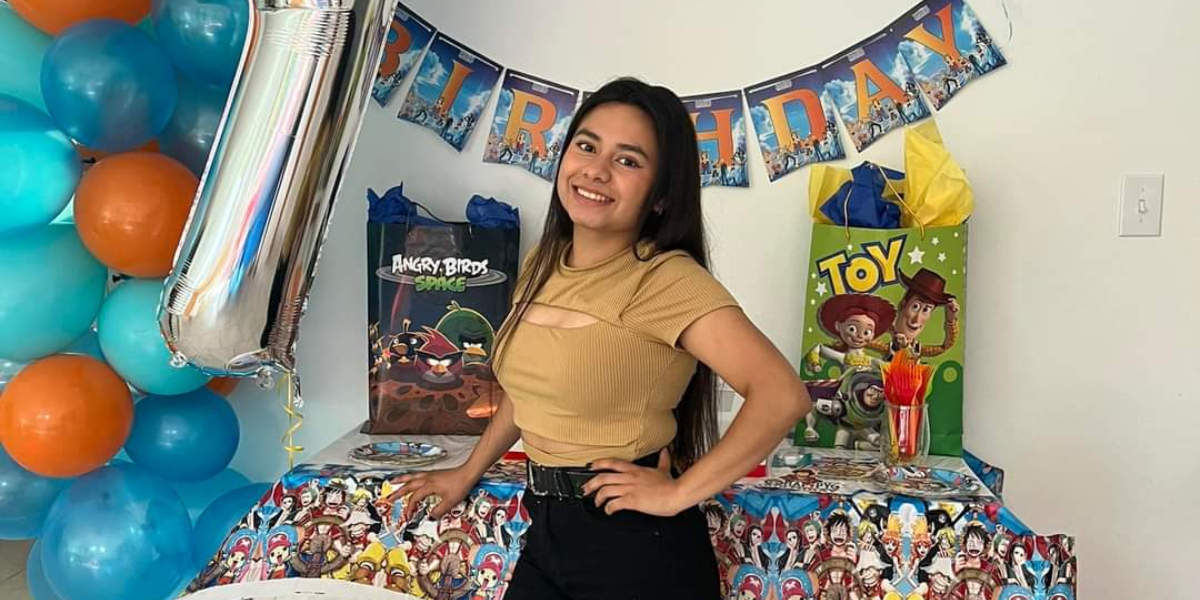LadinesRebeca's tweet photo. Familiares y amigos la describieron como una joven llena de alegría y que siempre estaba sonriendo. “Ella era feliz, muy feliz con su marido”, dijo la jefa de Díaz, Verónica Jiménez. “Pero había días en los que estaba diferente”, agregó 
#NiUnaMenos https://t.co/k9ZRD6hbsy
