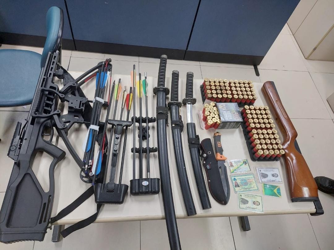 NotciasRio1's tweet photo. Foragido da justiça desde 2007 após praticar um homicídio em Vargem Grande, um criminoso foi preso, nesta segunda-feira, em Guapimirim, durante uma ação conjunta que envolveu policiais do #34BPM e agentes da #67DP.
Com o acusado, até espadas e arpões foram apreendidos.
Veja! https://t.co/mEDczd28in