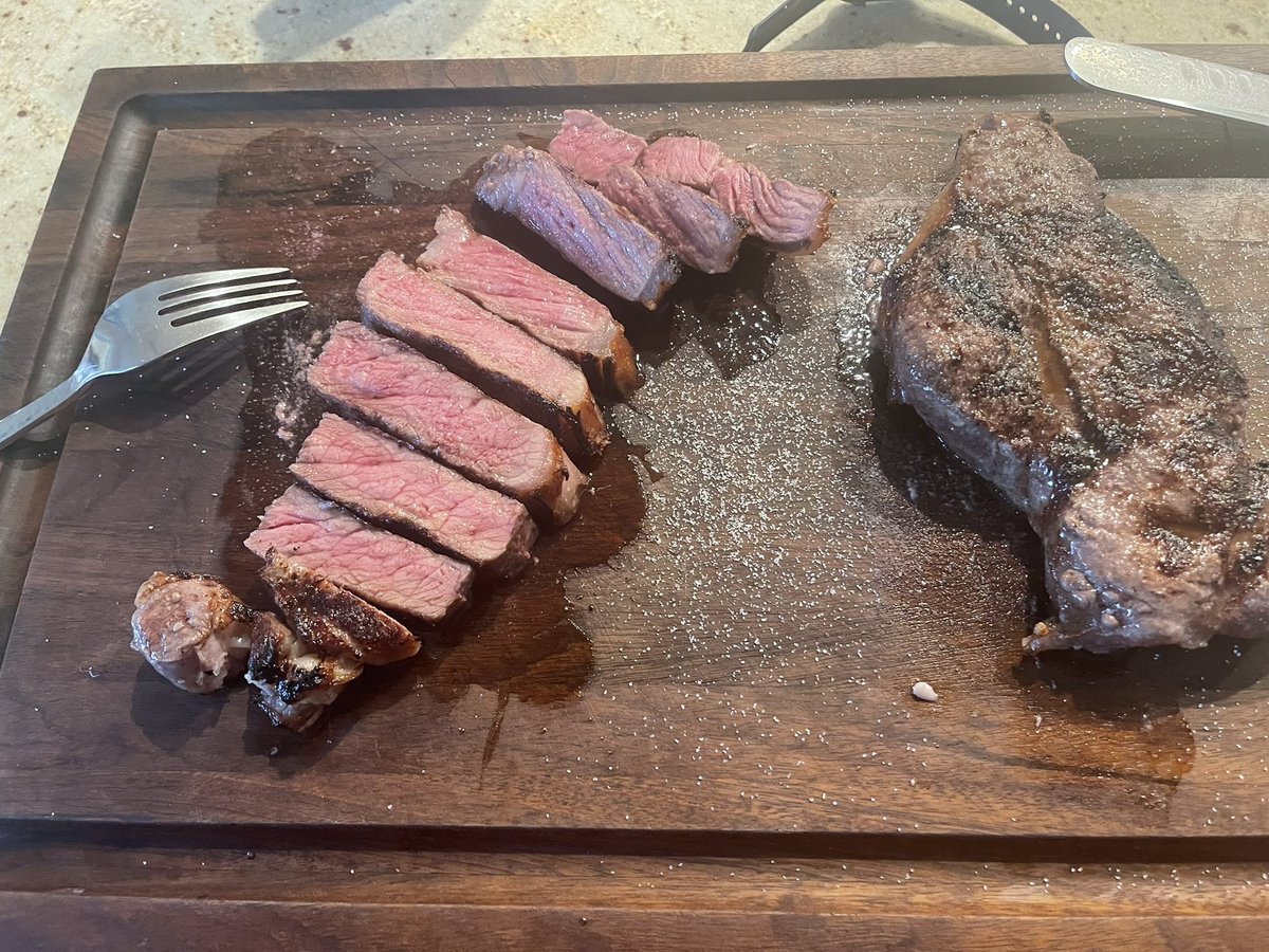 ToolofJC's tweet photo. As a carnivore, it's important to have vegetarian friends!

Once a max tax is set on meat, you can buy rabbit food, and the vegetarians meat!

And then we'll trade, they'll trade rabbit food for meat.

Vegetarians you can sign up! https://t.co/fQ9npZt446