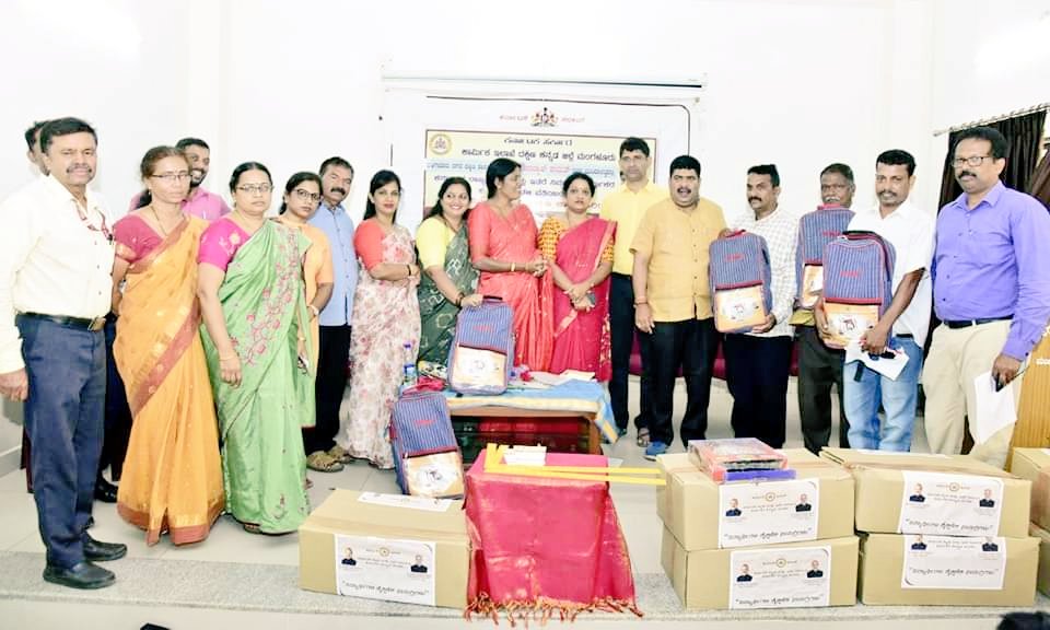 WorkersBoard's tweet photo. ಮಂಡಳಿಯ ವತಿಯಿಂದ ಮಂಗಳೂರು ನಗರದ ಮಹಿಳಾ ಐಟಿಐ ಸಭಾಂಗಣದಲ್ಲಿ ನೋಂದಾಯಿತ ಕಟ್ಟಡ ಕಾರ್ಮಿಕರಿಗೆ ವಿವಿಧ ಕಿಟ್ ಗಳನ್ನು ಮಂಗಳೂರು ನಗರ ದಕ್ಷಿಣ ಶಾಸಕರಾದ ಶ್ರೀ @vedavyasbjp ಅವರು ವಿತರಿಸಿದರು.
ಈ ಸಂದರ್ಭದಲ್ಲಿ ಕಾರ್ಮಿಕ ಇಲಾಖೆಯ ಅಧಿಕಾರಿಗಳು ಉಪಸ್ಥಿತರಿದ್ದರು.
#KBOCWWB #ಶ್ರಮಮೇವ_ಜಯತೇ #KitDistribution #BenefitsofLabourCard https://t.co/ALfT8nC50V