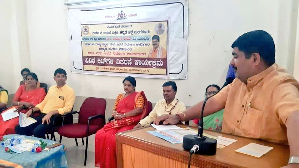 WorkersBoard's tweet photo. ಮಂಡಳಿಯ ವತಿಯಿಂದ ಮಂಗಳೂರು ನಗರದ ಮಹಿಳಾ ಐಟಿಐ ಸಭಾಂಗಣದಲ್ಲಿ ನೋಂದಾಯಿತ ಕಟ್ಟಡ ಕಾರ್ಮಿಕರಿಗೆ ವಿವಿಧ ಕಿಟ್ ಗಳನ್ನು ಮಂಗಳೂರು ನಗರ ದಕ್ಷಿಣ ಶಾಸಕರಾದ ಶ್ರೀ @vedavyasbjp ಅವರು ವಿತರಿಸಿದರು.
ಈ ಸಂದರ್ಭದಲ್ಲಿ ಕಾರ್ಮಿಕ ಇಲಾಖೆಯ ಅಧಿಕಾರಿಗಳು ಉಪಸ್ಥಿತರಿದ್ದರು.
#KBOCWWB #ಶ್ರಮಮೇವ_ಜಯತೇ #KitDistribution #BenefitsofLabourCard https://t.co/ALfT8nC50V