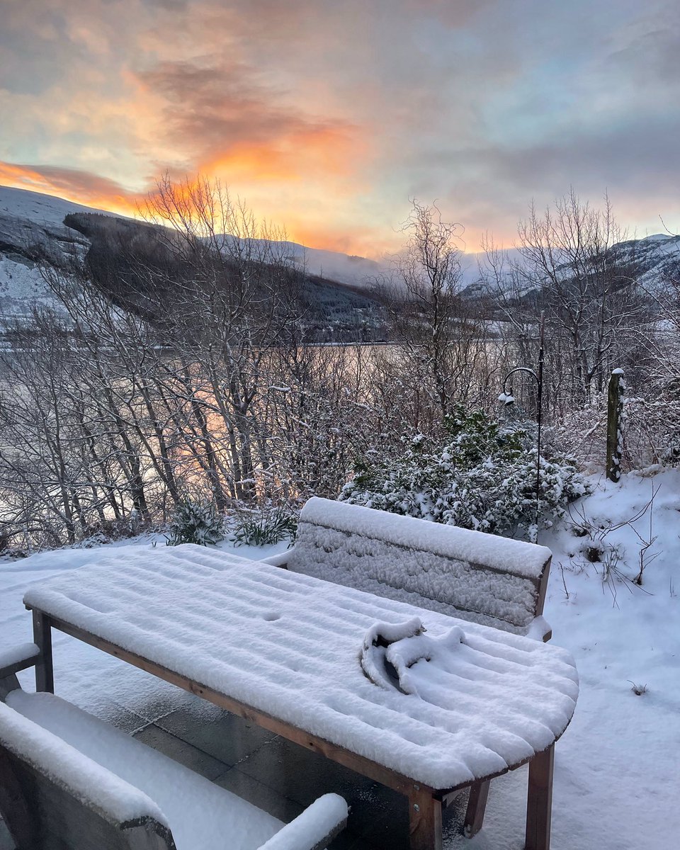 I might need to change my out of office message……snowed in, don’t bother sending rescue😊