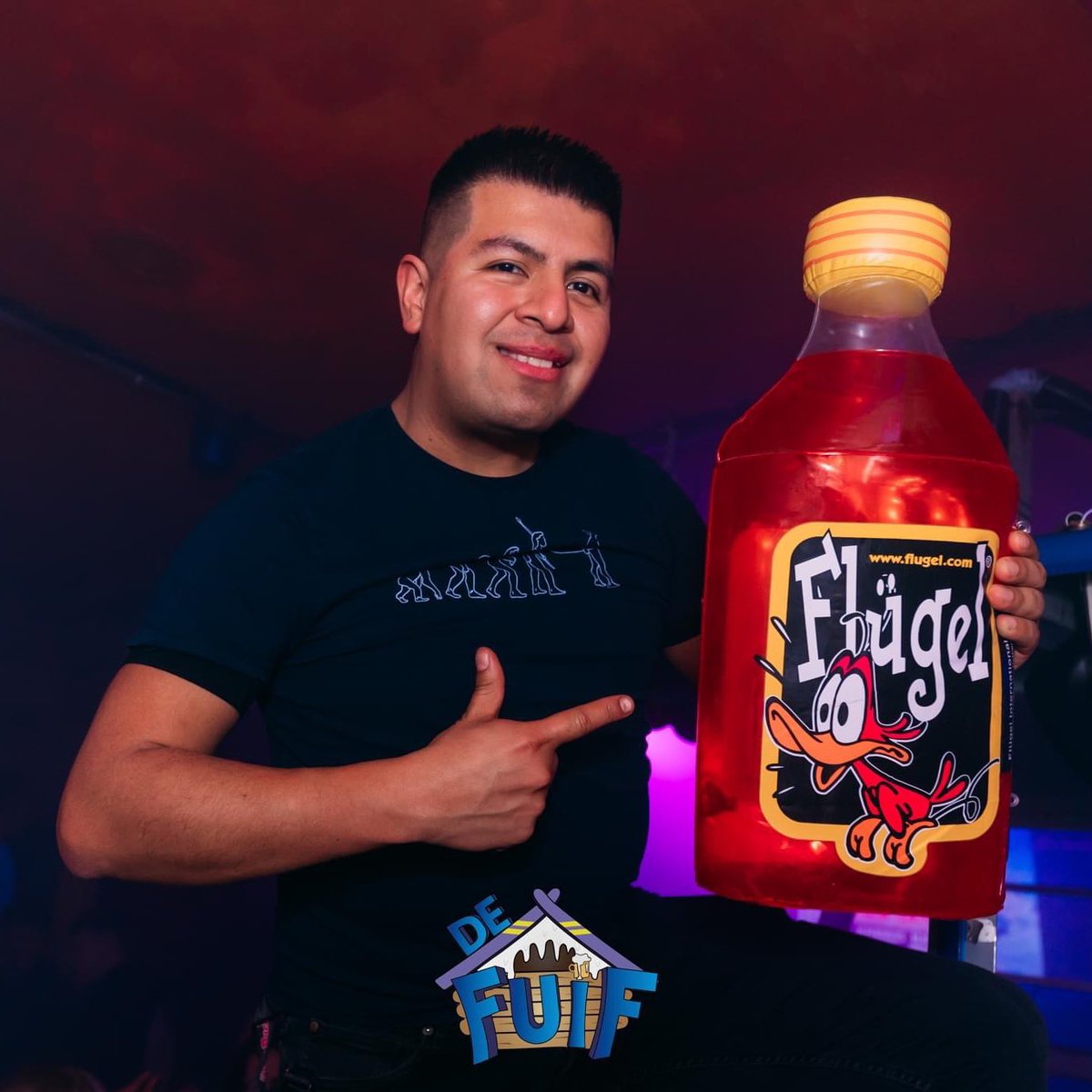 ER IS ER EEN JARIG HOERA HOERA DAT KUN JE WEL ZIEN DAT IS FLÜGEL! 

📍 @de_fuif_emmen 
📸 <a href="/rbroekhuijzen/">Richard Broekhuijzen</a> 
💇🏼‍♂️ @barbaas_kim 
🥳 <a href="/flugelnl/">Flügel</a> 
🎶 <a href="/BPMbookings/">BPM Bookings</a> 

#flugel25jaar #KEIHARDGEFELICITEERD #EnDaarGaatWeerEenDoosjeFlügel #InFlügelencer #JeBentEenHeldAlsJeFlügelBestelt