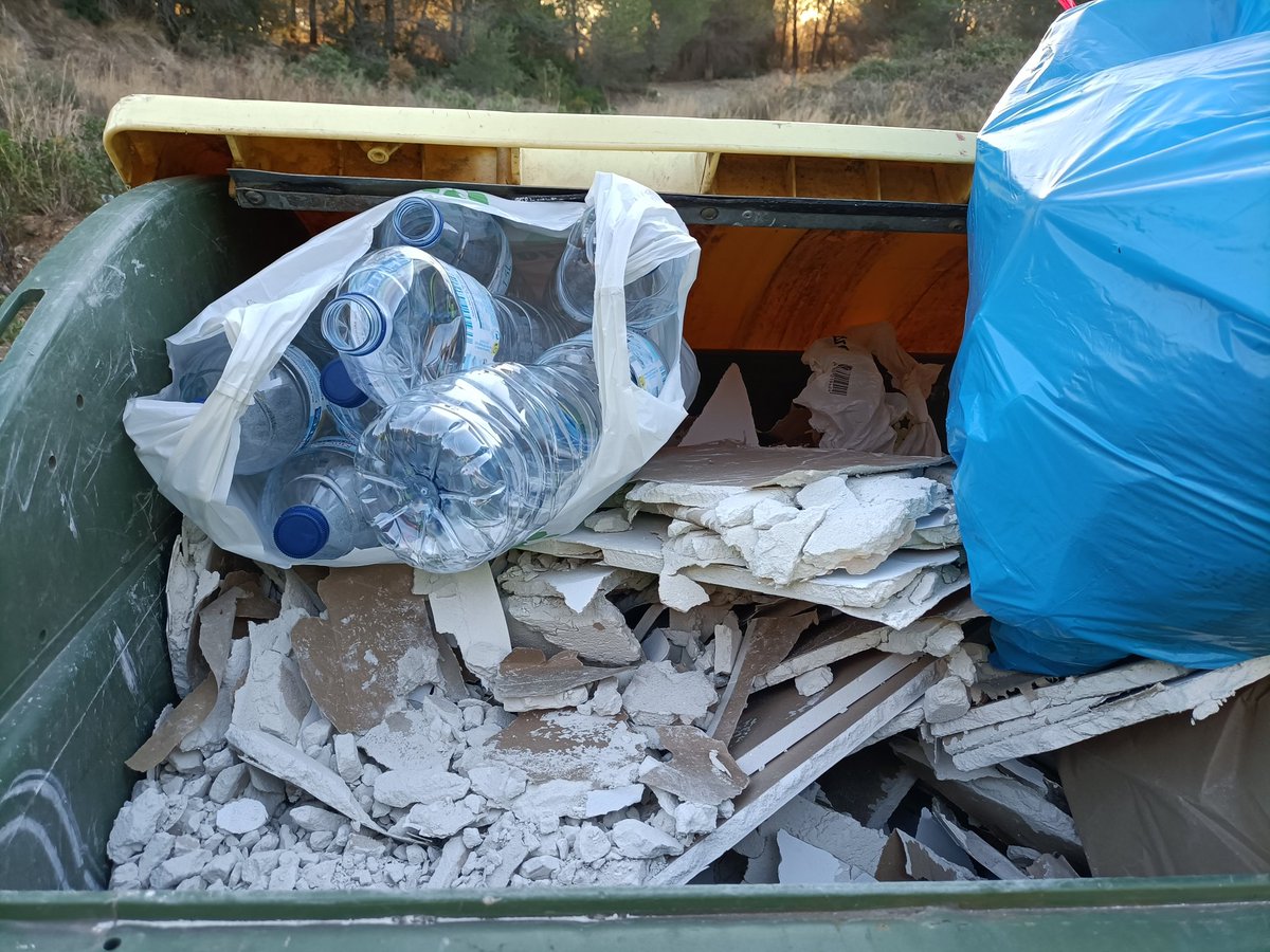 egaramuck's tweet photo. No sé quants #Reciclos d'@ecoembes haurà obtingut aquest exemplar ciutadà que ha omplert el contenidor groc de pladur i material de construcció. Carrer Tunísia de #Terrassa. @ajterrassa @trsmediambient @ecoequip @alvizlo #TolerànciaZero #TerrassaMésNeta #TerrassaNeta #Incivisme https://t.co/WGEWEbZMQL