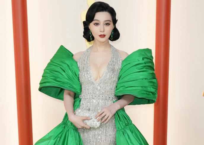 ElementsCC3's tweet photo. 曾出演《還珠格格》《一見鐘情》等劇集，憑借《我不是潘金蓮》獲得第31屆中國電影金雞獎最佳女主角范冰冰現身奧斯卡紅地氈，好eye-catching.
#第95届奥斯卡颁奖典礼 #小金人 #Oscar2023 #OscarsOnAstro #Oscars #范冰冰 #奧斯卡 #奧斯卡金像獎 #MichelleYeoh #楊紫瓊 #EverythingEverywhereAllAtOnce https://t.co/MOJpRU7xKz