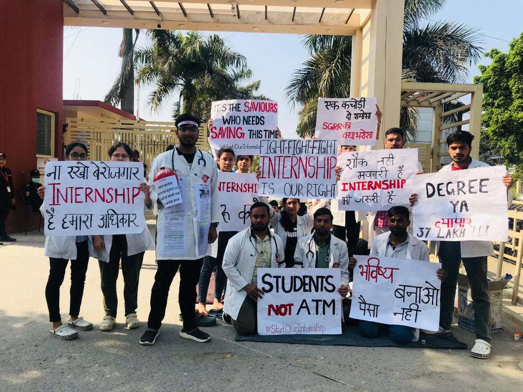 Geetika_rao_'s tweet photo. We medical students of SGRRIMHS, Dehradun are asked to vacate our hostels in response to a peaceful protest(for starting our internship). This is mental harassment #internshipshurukaro
#MedTwitter 
@PMOIndia 
@pushkardhami 
@ravishndtv 
@ZeeNewsEnglish 
@aajtak 
@CNN https://t.co/66aHPZNa6a