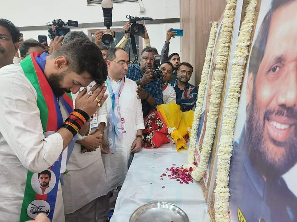 im_arun_patel04's tweet image. आज नई दिल्ली के कांस्टीट्यूशन क्लब में राष्ट्रीय अध्यक्ष आदरणीय श्री Chirag Paswan  जी ने बाबा साहेब डॉ. भीम राव अंबेडकर जी एवं पार्टी के संस्थापक पद्म भूषण स्व.रामविलास पासवान जी के तैलचित्र पर पुष्पांजलि अर्पित कर &quot; राष्ट्रीय परिषद बैठक &quot; की शुरुआत की!!!
#Bihar1st_Bihari1st