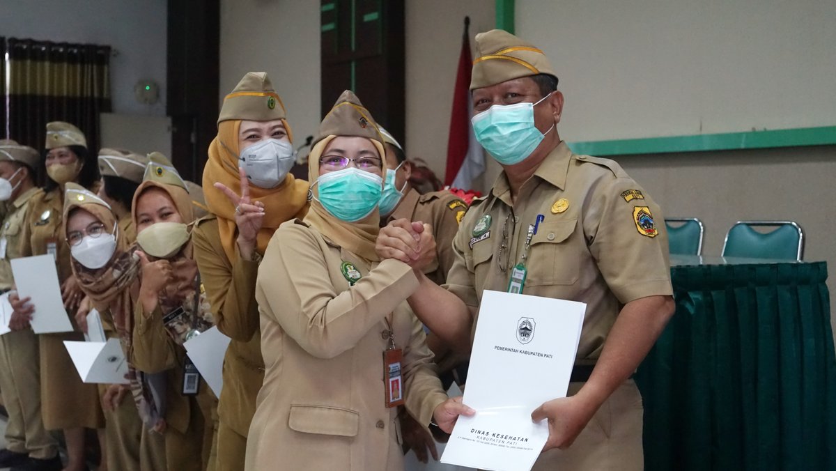 dinkespati's tweet photo. Senin (13/03) Kadinkes Pati, dr. Aviani Tritanti Venusia, MM, memimpin apel pagi dilanjutkan dgn Penyerahan SK TIM KERJA di Dinkes Pati sebagai bentuk implementasi reformasi birokrasi khususnya di Dinkes Kabupaten Pati
#timkerja
#peningkatankinerja
#dinkespati https://t.co/pe2MHayCOO