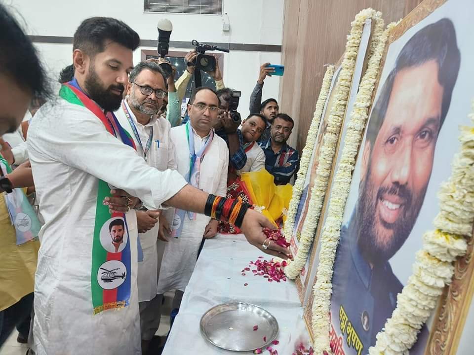 im_arun_patel04's tweet image. आज नई दिल्ली के कांस्टीट्यूशन क्लब में राष्ट्रीय अध्यक्ष आदरणीय श्री Chirag Paswan  जी ने बाबा साहेब डॉ. भीम राव अंबेडकर जी एवं पार्टी के संस्थापक पद्म भूषण स्व.रामविलास पासवान जी के तैलचित्र पर पुष्पांजलि अर्पित कर &quot; राष्ट्रीय परिषद बैठक &quot; की शुरुआत की!!!
#Bihar1st_Bihari1st