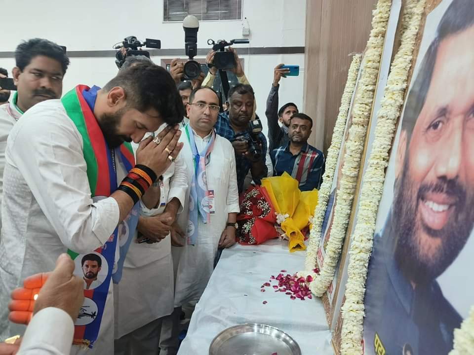 im_arun_patel04's tweet image. आज नई दिल्ली के कांस्टीट्यूशन क्लब में राष्ट्रीय अध्यक्ष आदरणीय श्री Chirag Paswan  जी ने बाबा साहेब डॉ. भीम राव अंबेडकर जी एवं पार्टी के संस्थापक पद्म भूषण स्व.रामविलास पासवान जी के तैलचित्र पर पुष्पांजलि अर्पित कर &quot; राष्ट्रीय परिषद बैठक &quot; की शुरुआत की!!!
#Bihar1st_Bihari1st