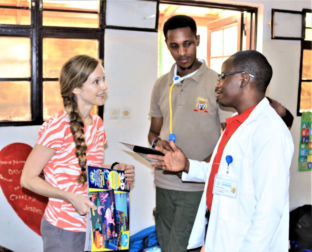 HospitalGisenyi's tweet photo. Ku bufatanye na Agati Library" ndetse na "Project Life"hongewe ibikoresho mu cyumba cy'abana cyo mu Bitaro bya Gisenyi hagamijwe kurushaho gufasha abana batangiye koroherwa kuhigira,gukina no kutigunga byose bibafasha gukira vuba kandi neza. @RwandaHealth @RBCRwanda https://t.co/gckXLfHKSk