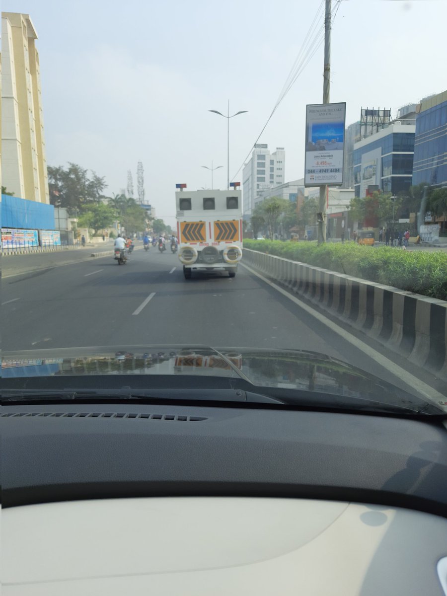 ravi374's tweet photo. Negligence and careless  driving!  width of the omr  road  has already reduced due to metro  and this tempo driver(working in perungudi metro construction site) tried to overtake my vehicle from left and took a right turn without  giving any indicator or signal.@ChennaiTraffic https://t.co/5XdtSthaZt