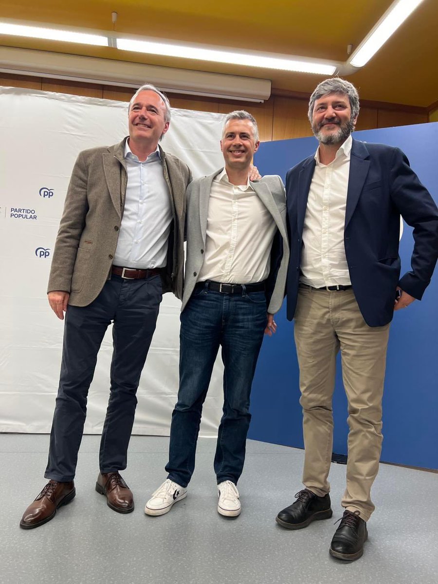 Populares_Jaca's tweet photo. 🔵 Hemos presentado al futuro Alcalde de Jaca @CSerranoP15 para el cambio que #Jaca necesita en un salón de actos absolutamente abarrotado e impregnado de ilusión por mejorar‼️💪💪💙
#MejoremosJaca #JacaEsMás
#CreemosEnJaca
#CreemosElCambio
@ppopular 
@pparagon @pp_huesca https://t.co/VLpQm60Zzh