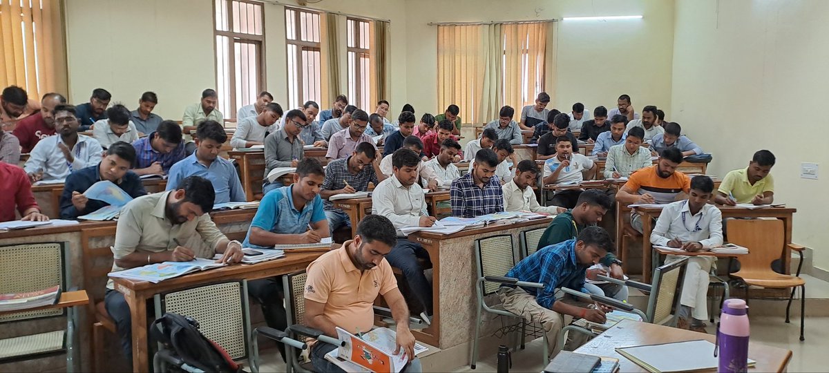 BhagidariBhawan's tweet photo. आज दिनाँक 14 मार्च को संस्थान में प्रवक्ता द्वारा अध्ययन करते छात्र।
@cmoffice @my_cmyogi @UPSamajKalyan @asim_arun @dr_hariom_ias @DrPawankyadav 
#socialwelfare #upgovt #bhagidaribhawan #drhariom https://t.co/4Cfwn6qL8Z