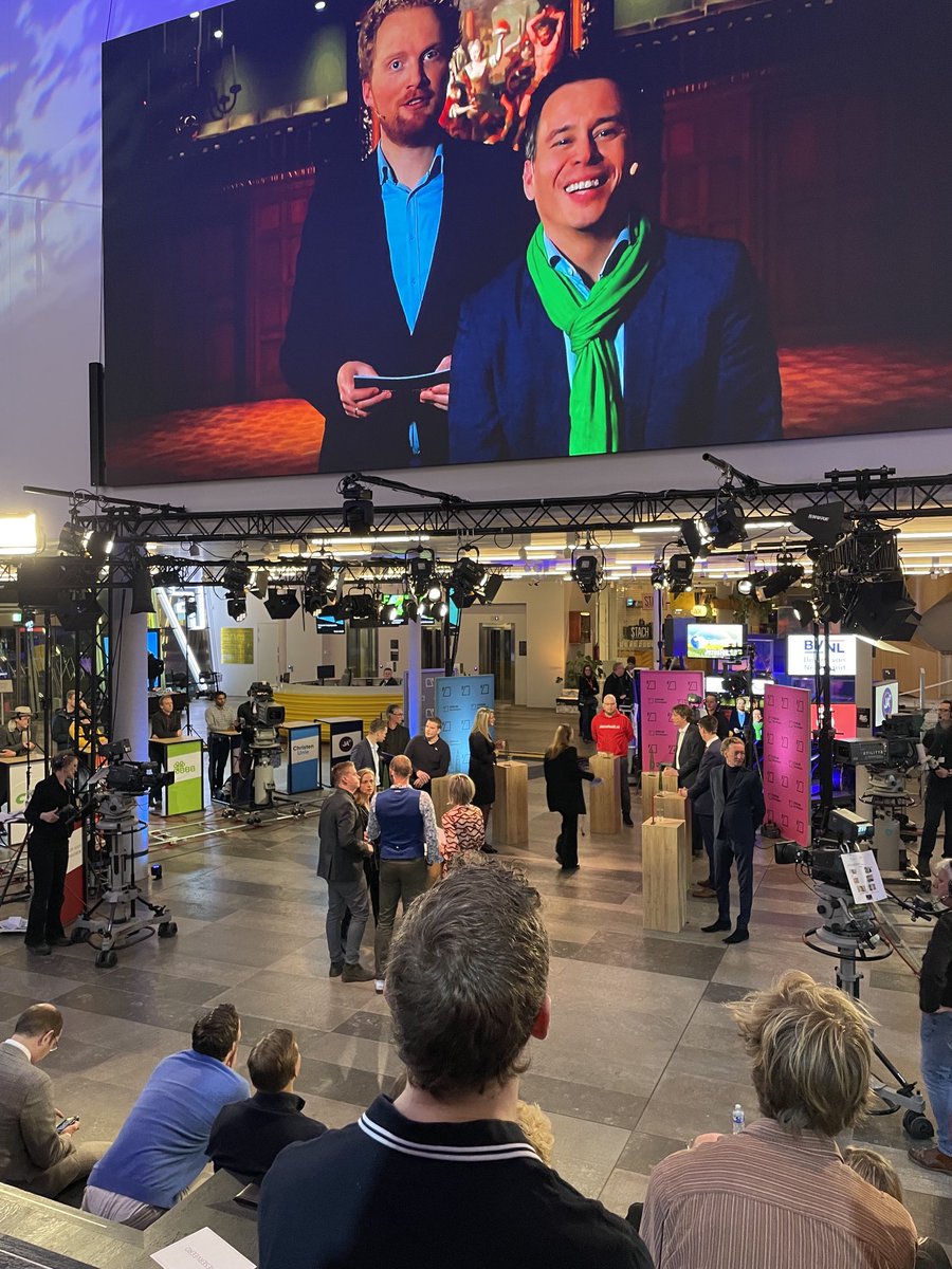 Gisteren 2 uitersten bij de #WeekvandeDemocratie: 
het verkiezingsdebat in ⁦<a href="/forum_groningen/">Forum Groningen</a>⁩ #PS2023 en dialoog met Laurentien van Oranje in de kerk.
Uitdaging voor ons allemaal: de goede balans tussen luisteren en ‘zenden’, je mening geven en durven veranderen van mening.