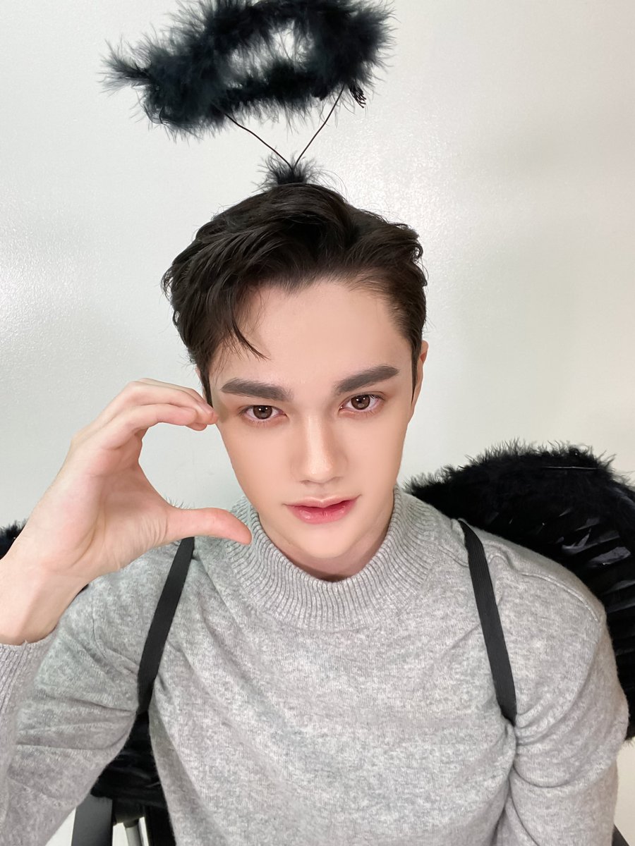 fantasyboys_'s tweet image. 안녕하세요! 타락 천사로 변신한 대니예요!  😈 처음 시도해본 컨셉인데요 나름 잘 어울리죠?! 🤔

#소년판타지 #FANTASYBOYS 
#복대니얼 #DANIELHYUNOOLACHAPELLE