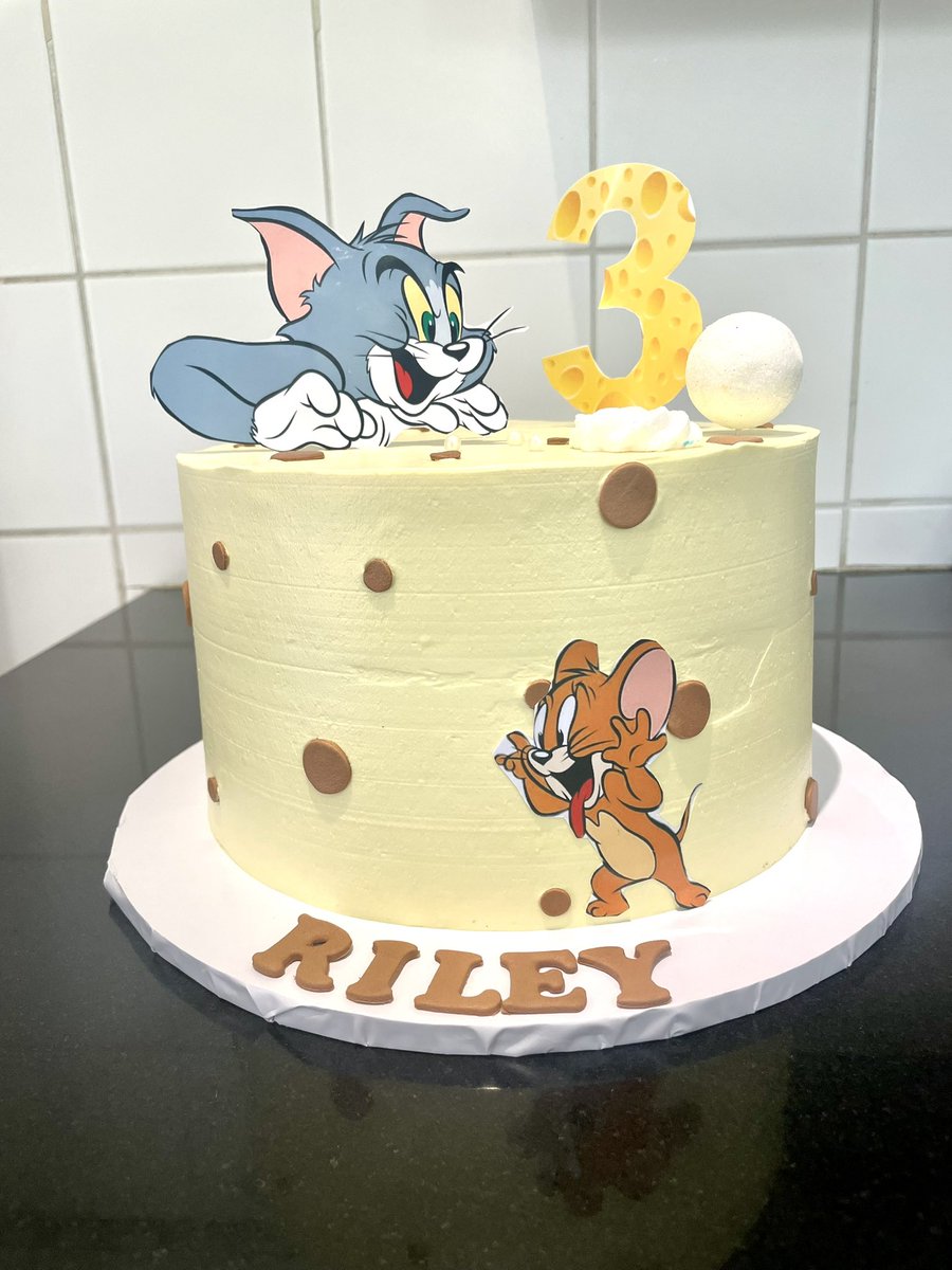 DesignCakesTale's tweet photo. A smile with a frosting on it☺️
#designcakestalent #thatwarmfuzzyfeeling #party #patisserie #cakelover #zimbaker #hararebaker #tomandjerrycake #tomandjerrythemedthemedcake
#cakesforboys #cakesforgirls #cartooncake #kidscakes #comedinewithme #sweettooth #fyp #cakedecorating https://t.co/Ager8NsYdR