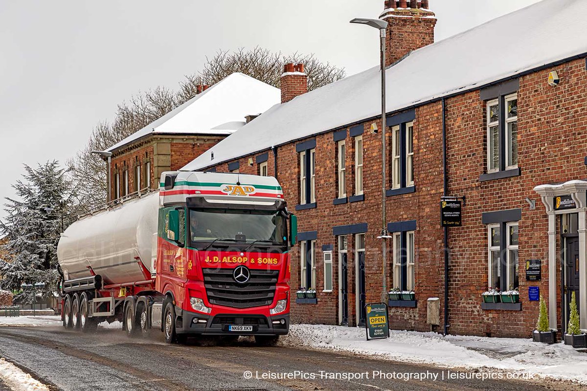 JD Alsop Tanker in the Snow in Ponteland Village, Northumberland #mercedestrucks #tanker #articulatedtruck #lorry #trucks #jdalsop #northumberland #haulage #trucking #canonphotography #truckspotting #truckspotter #truckart #leisurepics #colinmorganphotography #road #snow