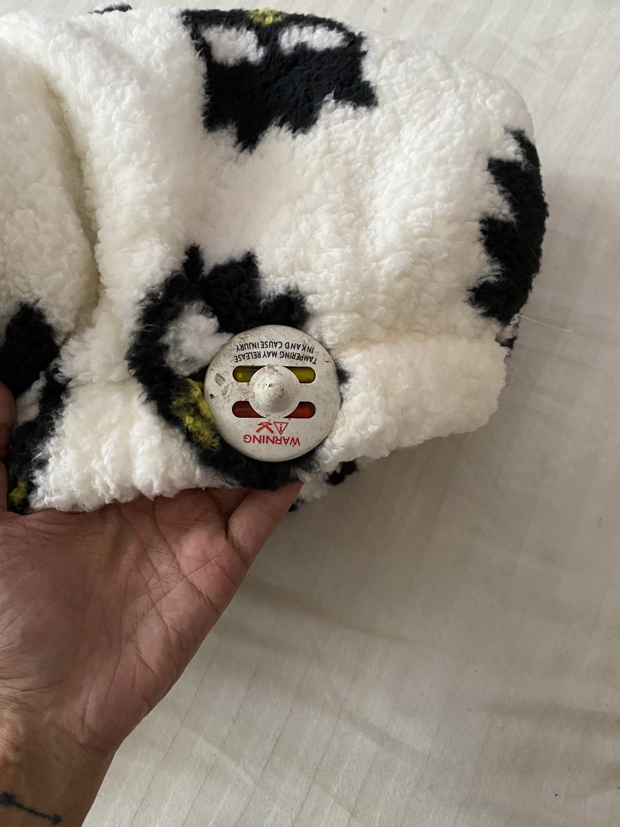 spacedout_sniff's tweet photo. @myntra @MyntraSupport what should I do with this? https://t.co/A7x4vSmGvV