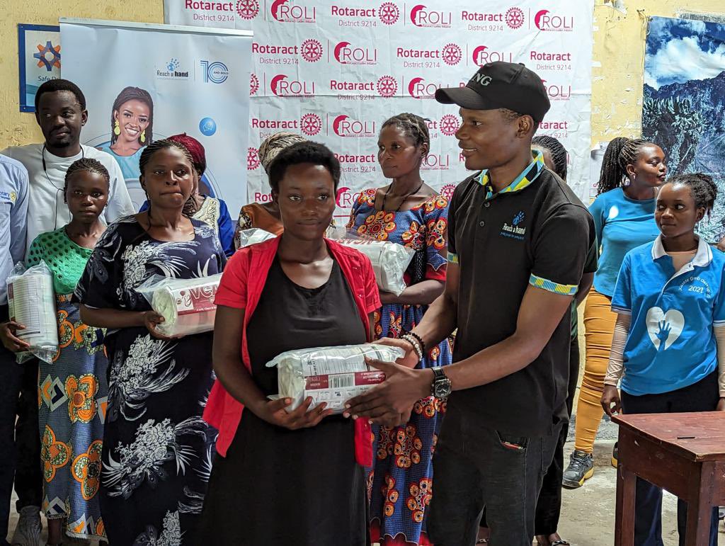 reachahand's tweet photo. Mothers need a wide range of products to ensure the health & wellbeing of themselves and their children.
We therefore went a head to distribution of mama kits pregnant mothers & provide health education on how to use the kits with support from medical doctors.
#UDecideUG #IWD23 https://t.co/N9C1X59Jyz