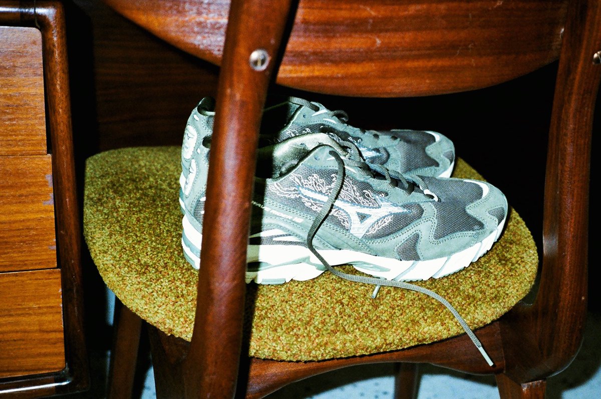 laceuphk's tweet photo. MIZUNO 聯手由 Hardy Blechman 創立、充滿軍事風味的倫敦街頭服飾品牌 MAHARISHI，以經典的 WAVE RIDER 10 鞋款為主角，漆上一身軍綠色調之外，運用了 MAHARISHI 拿手的刺繡元素，讓球鞋上得以搭載浴火重生的「鳳凰」元素，創作出別注鞋款 WAVE RIDER 10「FIRE PHOENIX」

https://t.co/fs6RhIXpjO https://t.co/5wMsTj7dW7