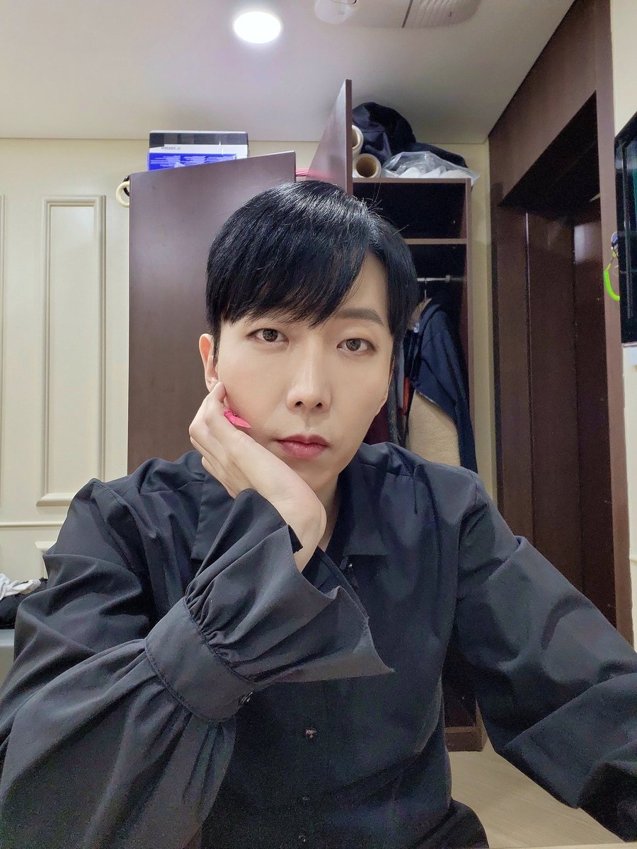 1201jb's tweet photo. 이발소를 다녀왔다
엄청 싹둑 잘랐다
그런 것 치고는 그런 것 같지 않다
까라마조프 콜라보 
까라마데우스
#이반 아니고 #이발 
#아마데우스 #까라마조프 #까라마데우스 
머리가 길었을 때는 컬을 조금 넣었군
#연극 #뮤지컬 #연지컬 https://t.co/4cbidO45JN